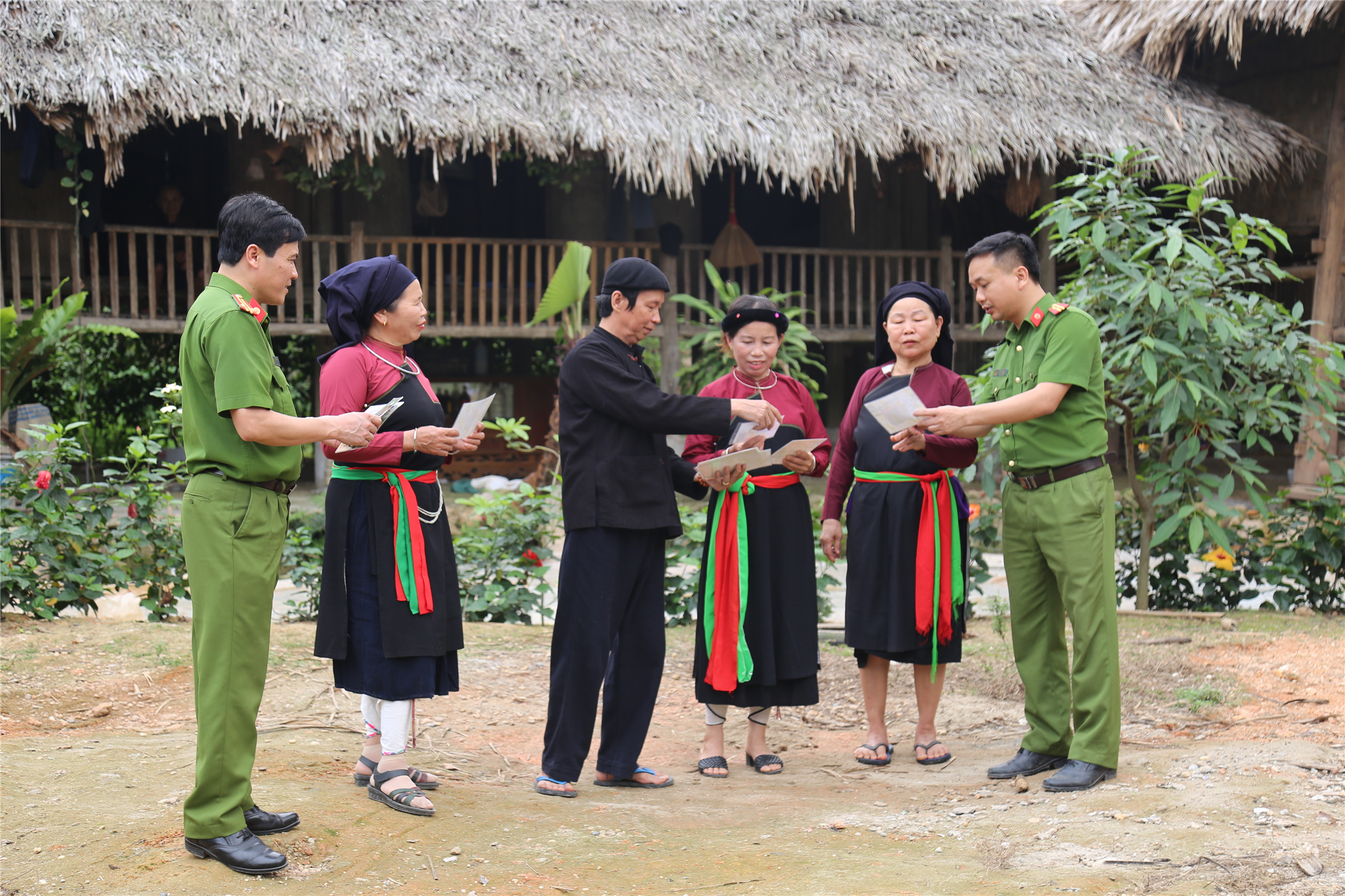 Lực lượng Công an huyện Sông Lô tuyên truyền phòng chống mua bán người cho bà con dân tộc thiểu số.