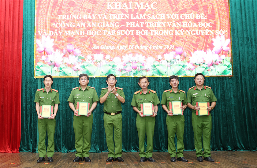Đại tá Trần Văn Cung, Phó Giám đốc Công an tỉnh trao sách tặng Công an các xã.