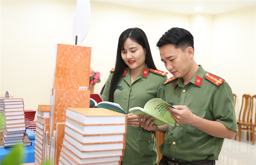 Các đại biểu tham quan triển lãm sách.
