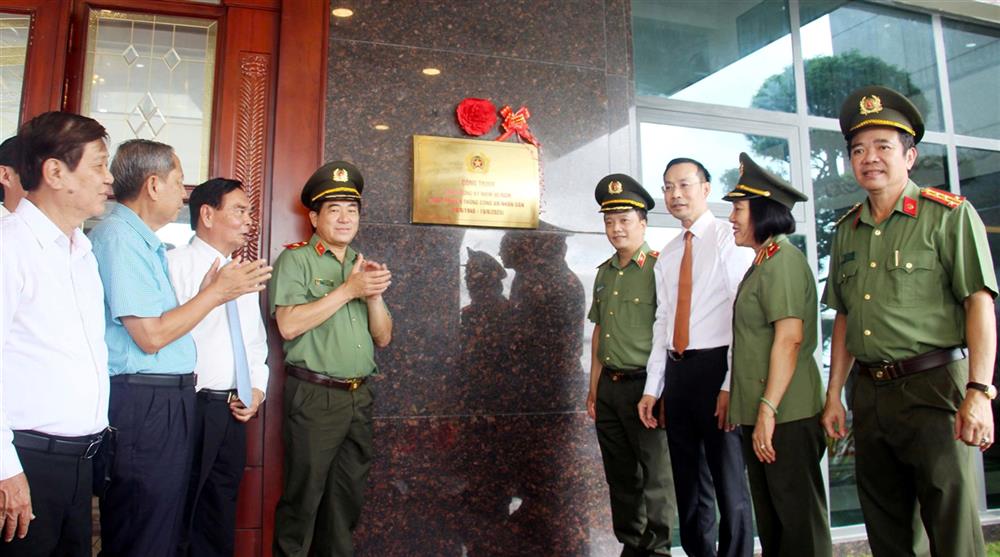 Các đại biểu thực hiện nghi thức gắn biển "Công trình chào mừng kỷ niệm 80 năm Ngày truyền thống Công an nhân dân Việt Nam (19/8/1945 – 19/8/2025)".