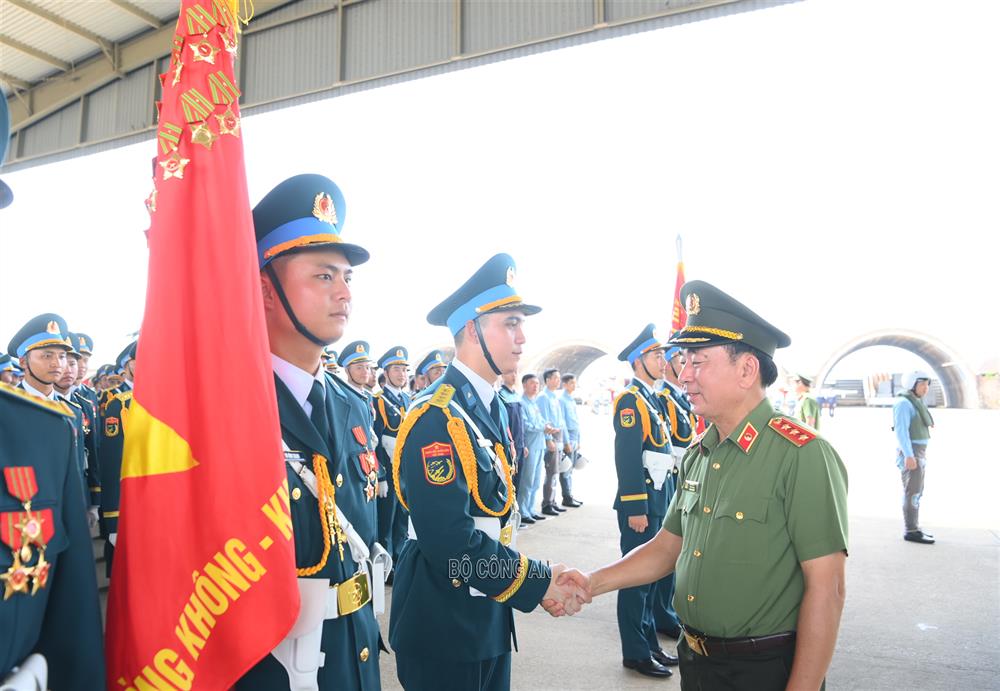 Đồng chí Trần Cẩm Tú, Thường trực Ban Bí thư và Thứ trưởng Trần Quốc Tỏ động viên lực lượng của Bộ Quốc phòng tham gia diễu binh, diễu hành.