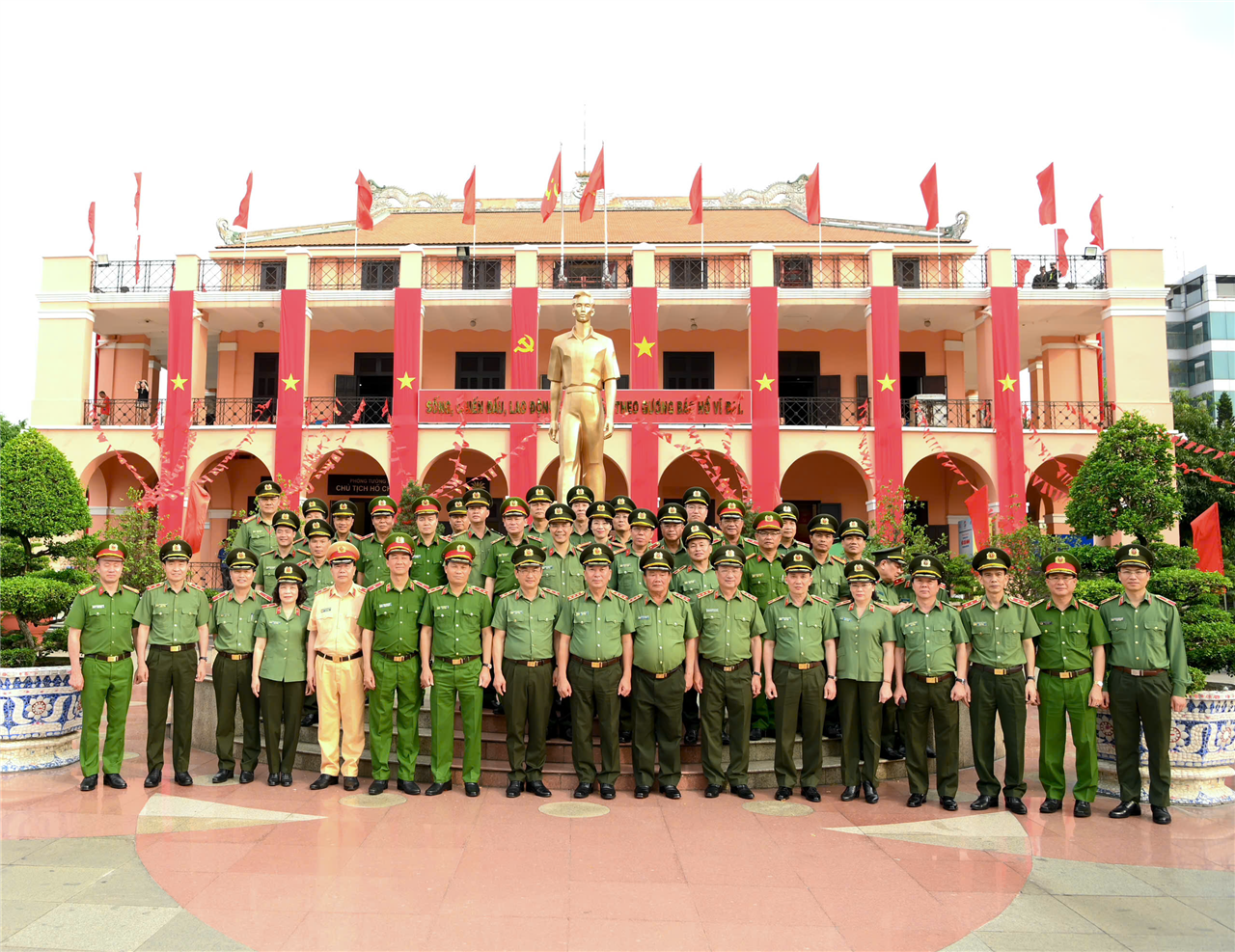 Đoàn đại biểu Đảng ủy Công an Trung ương, Bộ Công an chụp ảnh lưu niệm tại Bảo tàng Hồ Chí Minh (trong khuôn viên Bến Nhà Rồng).