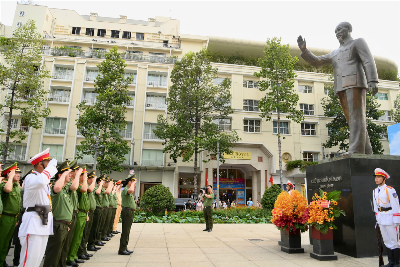Đoàn đại biểu Đảng ủy Công an Trung ương, Bộ Công an dâng hoa tưởng niệm Chủ tịch Hồ Chí Minh tại Công viên tượng đài Chủ tịch Hồ Chí Minh.
