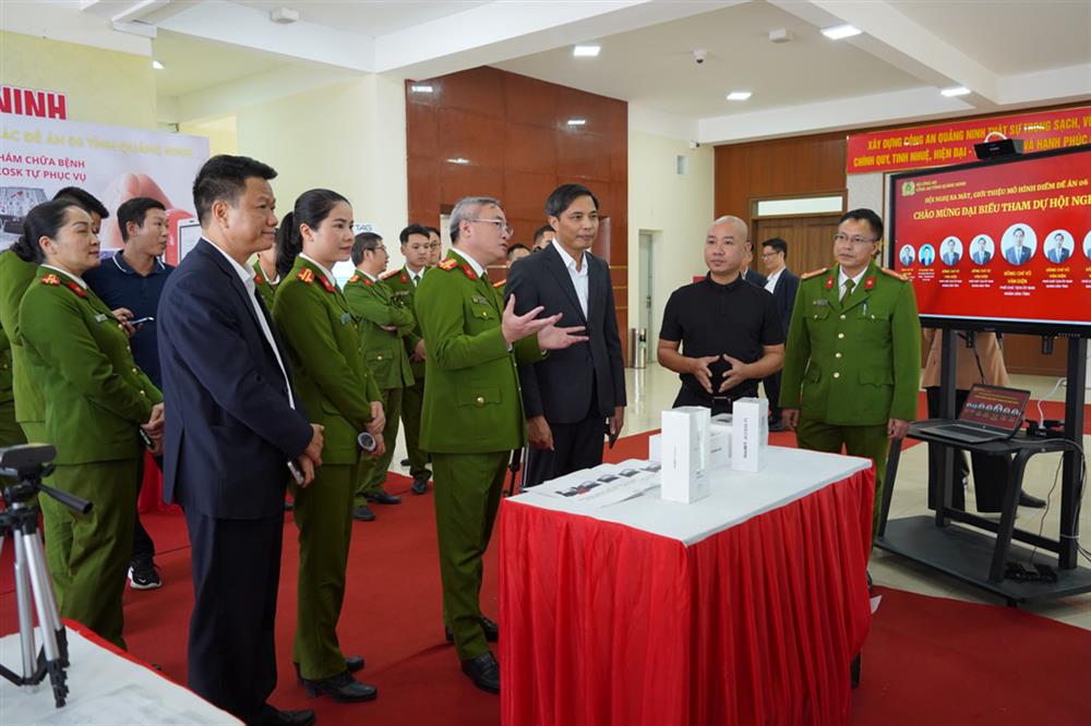 Đại tá Nguyễn Thuận - Phó Giám đốc Công an tỉnh giới thiệu các mô hình điểm Đề án 06 đối với lãnh đạo tỉnh Quảng Ninh.