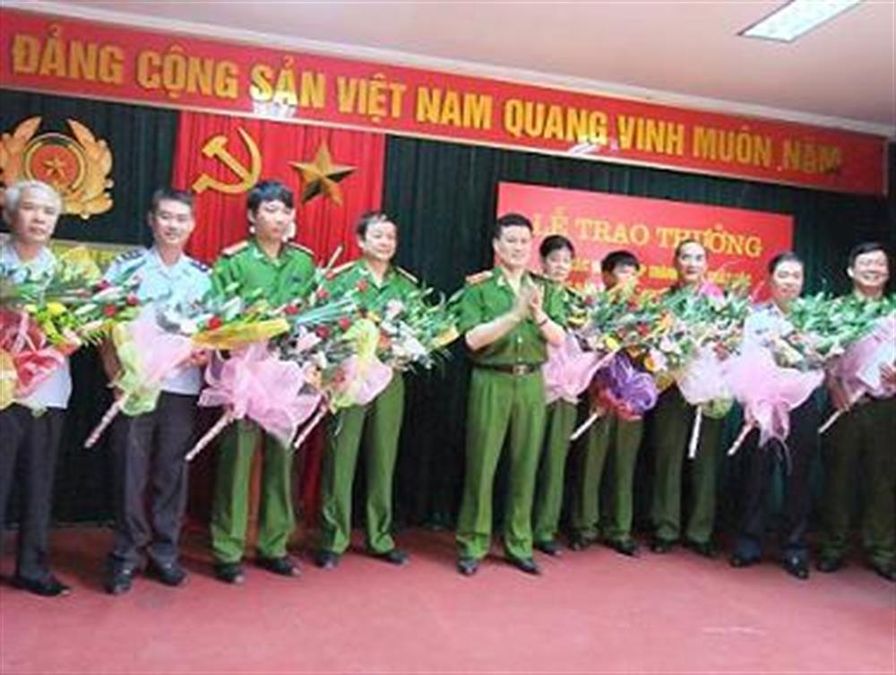 Trao thưởng cho các đơn vị có công triệt phá các đường dây mua bán ma túy