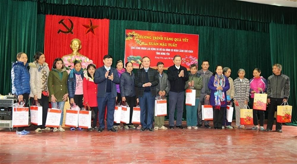 Bộ trưởng Tô Lâm tặng quà cho công nhân lao động và hộ gia đình có hoàn cảnh khó khăn tỉnh Hưng Yên