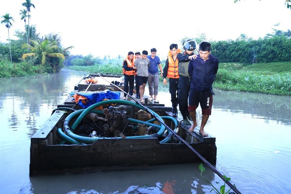 Bắt giữ nhóm đối tượng khai thác cát trái phép trên sông Đồng Nai