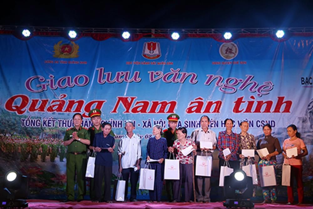 Học viện Cảnh sát nhân dân thực hiện "3 cùng" và tặng 2,5 tỷ đồng cho các gia đình chính sách