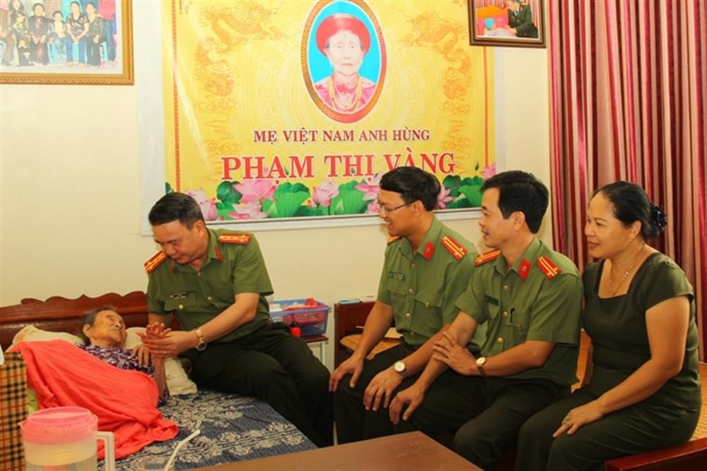Công an các đơn vị, địa phương tri ân các gia đình chính sách nhân dịp kỷ niệm 71 năm Ngày Thương binh - liệt sĩ