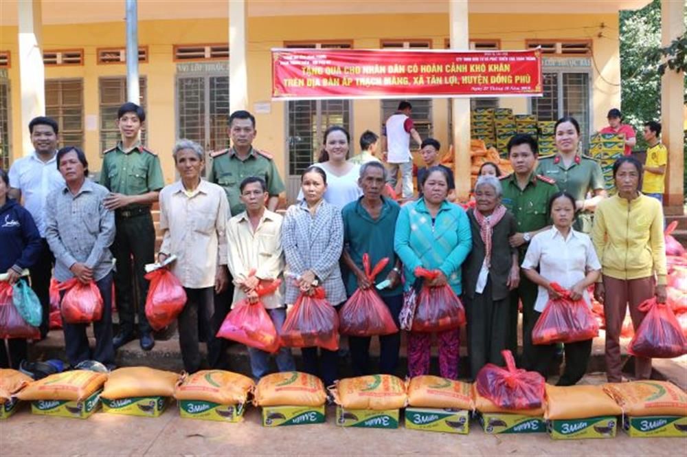 Tặng quà và tuyên truyền pháp luật tại huyện Đồng Phú, tỉnh Bình Phước