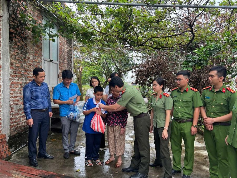 Hải Dương: Thăm, tặng quà Trung thu cho trẻ em bị ảnh hưởng của cơn bão số 3