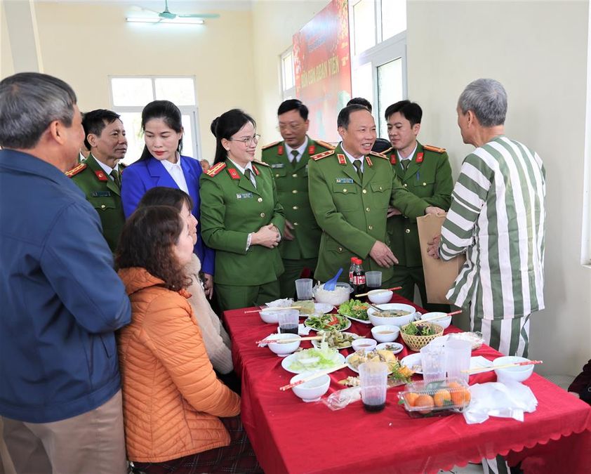 Công an Nam Định tổ chức bữa cơm đoàn viên cho phạm nhân