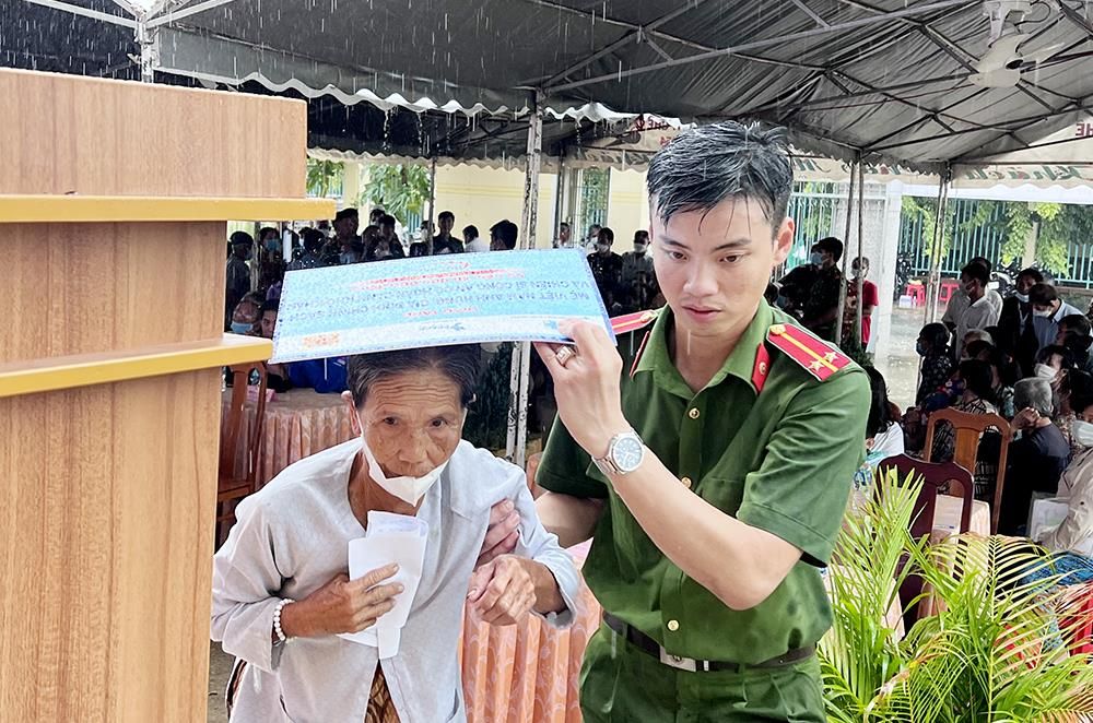 Khám bệnh, cấp thuốc miễn phí và tặng quà cho người dân có hoàn cảnh khó khăn trên địa bàn tỉnh An Giang