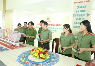 Khai mạc triển lãm sách với chủ đề “Công an tỉnh An Giang phát triển văn hóa đọc và đẩy mạnh học tập suốt đời trong kỷ nguyên số