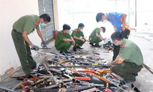 Công an tỉnh Vĩnh Long tiêu hủy hơn 1.500 vũ khí thô sơ, vũ khí tự chế và công cụ hỗ trợ