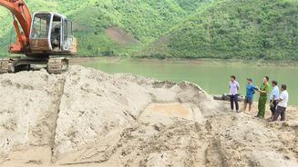 Kiên quyết xử lý hành vi khai thác cát trái phép trên sông Đà
