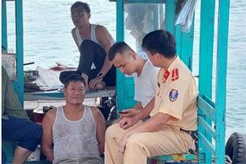 Tạm giam 4 đối tượng dùng tàu gỗ đi thu tiền “bảo kê” trên biển