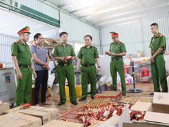 Phát hiện, thu giữ hàng chục nghìn chiếc bánh Trung thu, bánh kẹo không rõ nguồn gốc tại nhiều địa phương