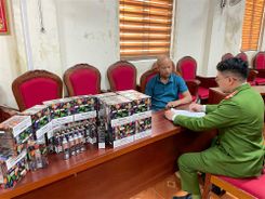 Sơn La: Bắt giữ đối tượng vận chuyển 19.200 điếu thuốc lá điện tử