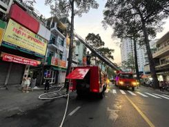 06 người dân được giải cứu khỏi đám cháy