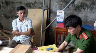 Triệt phá đường dây sản xuất, buôn bán kính xe ô tô giả nhiều nhãn hiệu lớn