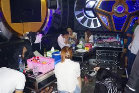 Long An: Phát hiện 33 đối tượng dương tính với các chất ma túy trong quán karaoke