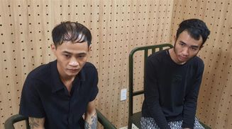 Tạm giữ 2 đối tượng mang súng đến nhà người khác bắn để giải quyết mâu thuẫn