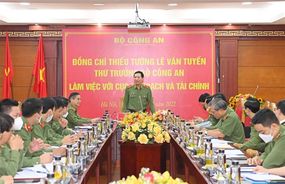 Thứ trưởng Lê Văn Tuyến làm việc tại Cục Kế hoạch và Tài chính