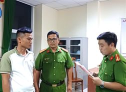 Khởi tố, bắt tạm giam chủ cơ sở luyện nhôm tái chế đổ hơn 100 tấn chất thải ra môi trường