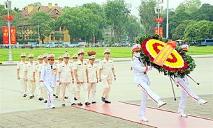 Đoàn đại biểu Đảng ủy Công an Trung ương, Bộ Công an vào Lăng viếng Chủ tịch Hồ Chí Minh và dâng hương tưởng niệm các Anh hùng liệt sỹ