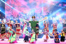 Giao lưu nghệ thuật “Sống trong lòng dân” tôn vinh Trưởng Công an xã tiêu biểu