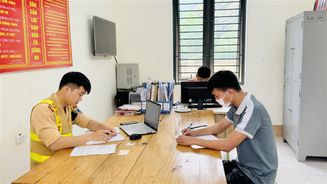 Lào Cai: Xử phạt chủ phương tiện lỗi chở người trên thùng xe trái quy định