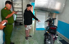 Công an tỉnh Tiền Giang làm việc với các đối tượng điều khiển xe tụ tập thành đoàn trên Quốc lộ 60