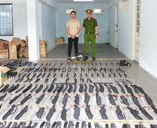 Bắt giữ 4 đối tượng cùng hàng trăm loại giấy tờ, chứng chỉ, văn bằng giả, hàng ngàn vũ khí thô sơ, công cụ hỗ trợ