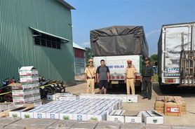 Phát hiện xe tải chở hàng nghìn chai thuốc bảo vệ thực vật không rõ nguồn gốc