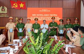 Lai Châu: Biểu dương, khen thưởng thành tích triệt phá Chuyên án ma túy lớn, thu giữ 8 bánh heroin