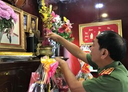 Thứ trưởng Trần Quốc Tỏ thăm các gia đình cố lãnh đạo Bộ Công an và Ban An ninh Trung ương Cục miền Nam