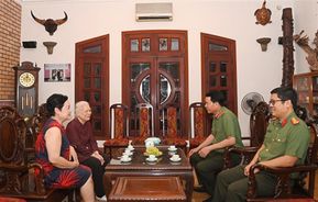 Thứ trưởng Lê Quốc Hùng thăm hỏi gia đình các đồng chí cố lãnh đạo Bộ Công an qua các thời kỳ