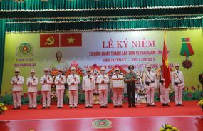 Trại giam Tân Lập đón nhận Huân chương Bảo vệ Tổ quốc hạng Ba