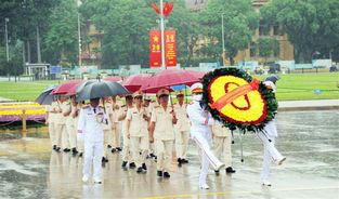 Đoàn đại biểu Đảng ủy Công an Trung ương, Bộ Công an vào Lăng viếng Chủ tịch Hồ Chí Minh