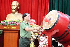 Đổi mới công tác dạy và học theo phương châm gắn lý luận với thực tiễn, học đi đôi với hành