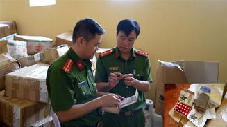 Yên Bái: Khởi tố 02 đối tượng buôn bán hàng cấm