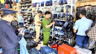 An Giang: Phát hiện thu giữ nhiều hàng hóa không rõ nguồn gốc