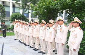 Đoàn đại biểu Đảng ủy Công an Trung ương, Bộ Công an dâng hoa, dâng hương tưởng niệm Chủ tịch Hồ Chí Minh