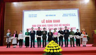 Bàn giao 600 căn nhà tặng các hộ nghèo trên địa bàn huyện Phong Thổ, tỉnh Lai Châu