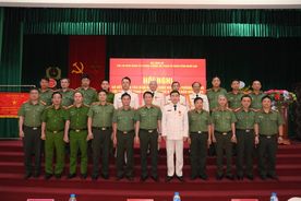 Làm tốt công tác nắm tình hình trên không gian mạng để xử lý từ sớm, từ xa các tiềm ẩn phức tạp về an ninh, trật tự