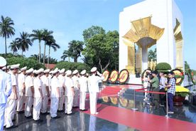 Đoàn đại biểu Đảng ủy Công an Trung ương, Bộ Công an dâng hương tưởng niệm các Anh hùng liệt sỹ và vào Lăng viếng Chủ tịch Hồ Chí Minh