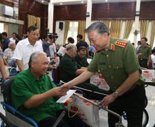 Bộ trưởng Tô Lâm thăm, tặng quà Trung tâm Điều dưỡng thương binh Thuận Thành, tỉnh Bắc Ninh