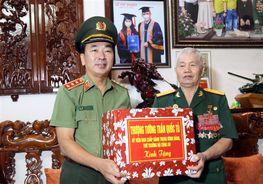 Thứ trưởng Trần Quốc Tỏ thăm, tặng quà gia đình Liệt sĩ, Anh hùng lực lượng vũ trang nhân dân tại Pleiku