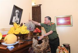 Bộ trưởng Tô Lâm tri ân, thăm hỏi thân nhân gia đình các đồng chí cố lãnh đạo Bộ Công an